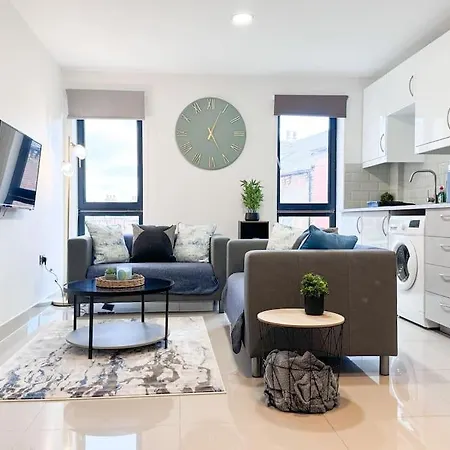 شقة Apt In Central 3 Bed *