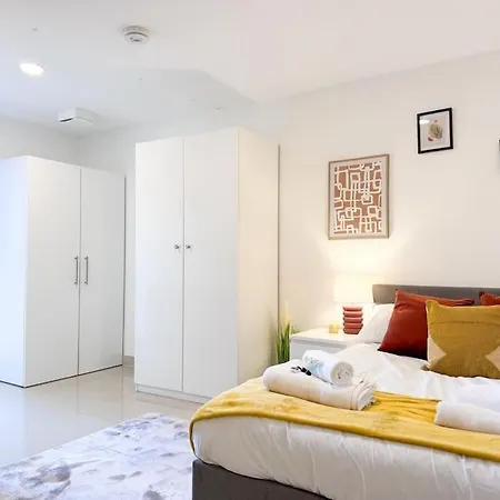 Apt In Central 3 Bed *