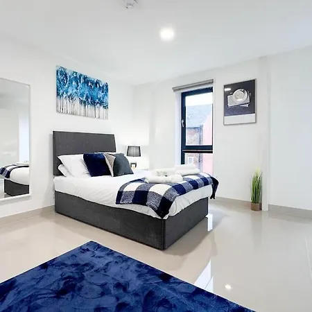 Apt In Central 3 Bed شقة *