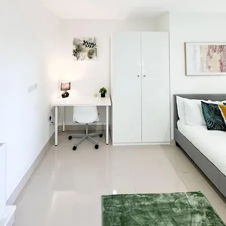 Apt In Central 3 Bed *