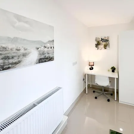 Apt In Central 3 Bed * ليدز