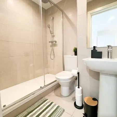 Apt In Central 3 Bed ليدز