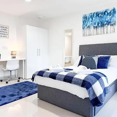 Apt In Central 3 Bed شقة *
