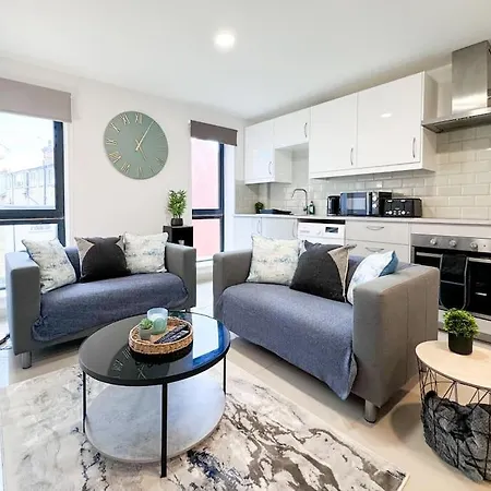 Apt In Central 3 Bed *